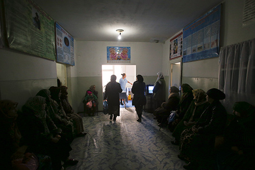Женщины в очереди к гинекологу Центра репродуктивного здоровья Рашта. © ЮНФПА Таджикистан / Нозим Каландаров