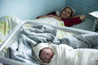 Таджикская мать спокойно отдыхает после успешных родов. Фотография: Уильям Дэниелс 