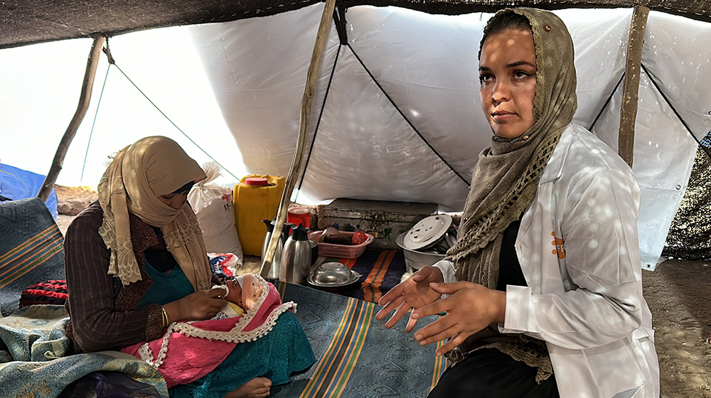 “La esperanza adoptó la forma de Rahna”: El vital trabajo de las parteras después del terremoto de Afganistán