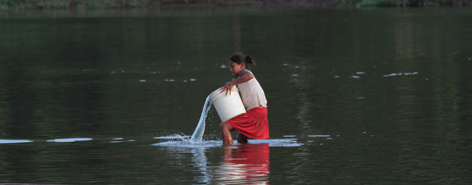 Une fillette puise de l’eau dans la rivière Bocay, dans la réserve naturelle Alto Wangki Bocay au Nicaragua