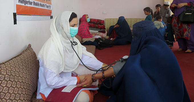 Equipos sanitarios móviles llevan atención vital frágiles comunidades afganas
