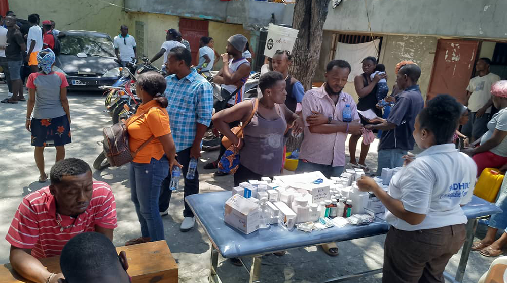Une équipe de santé mobile soutenue par l’UNFPA visite un site pour personnes déplacées près de la capital haïtienne, Port-au-Prince. © FAHDRIS/Richy Mix
