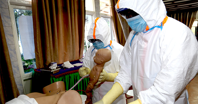 Proteger a las parteras en el frente de la respuesta al ébola