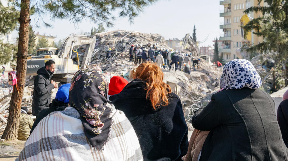 Après les terribles séismes qui ont ravagé la Türkiye, les survivantes sont exposées à de nouveaux risques alors que les services de santé et de protection s’effondrent