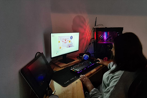 Una niña usando una computadora.