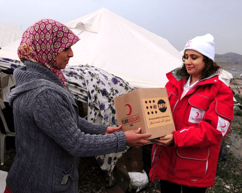 A Syrian refugee receives UNFPA aid.