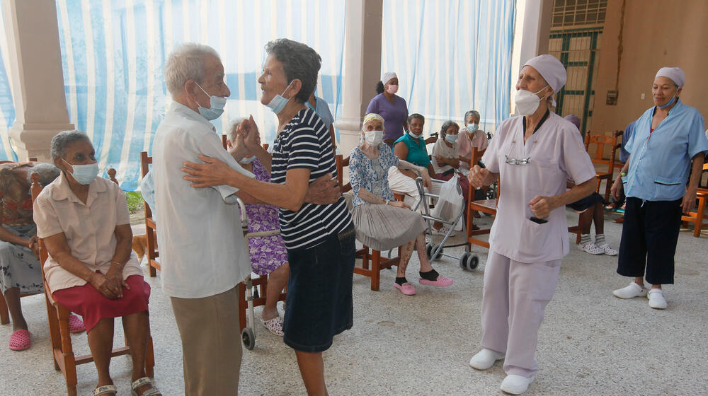 مجموعة من كبار السن والعاملين في مجال الرعاية الصحية في مركز بيلين كوفنت النهاري في هافانا، كوبا.