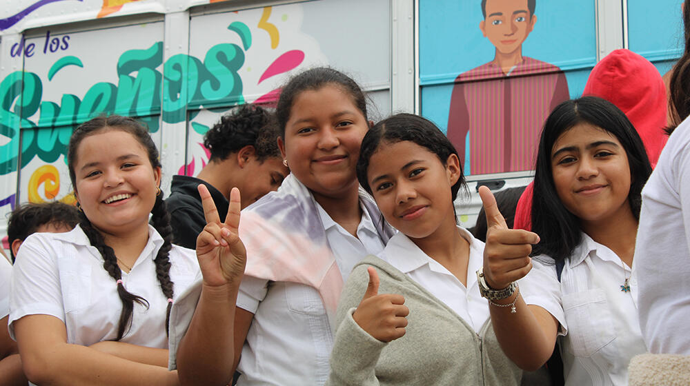 “Debo seguir luchando para permanecer en la escuela”: Siguiendo el autobús de la Ruta de los Sueños para prevenir el embarazo adolescente en todo Honduras