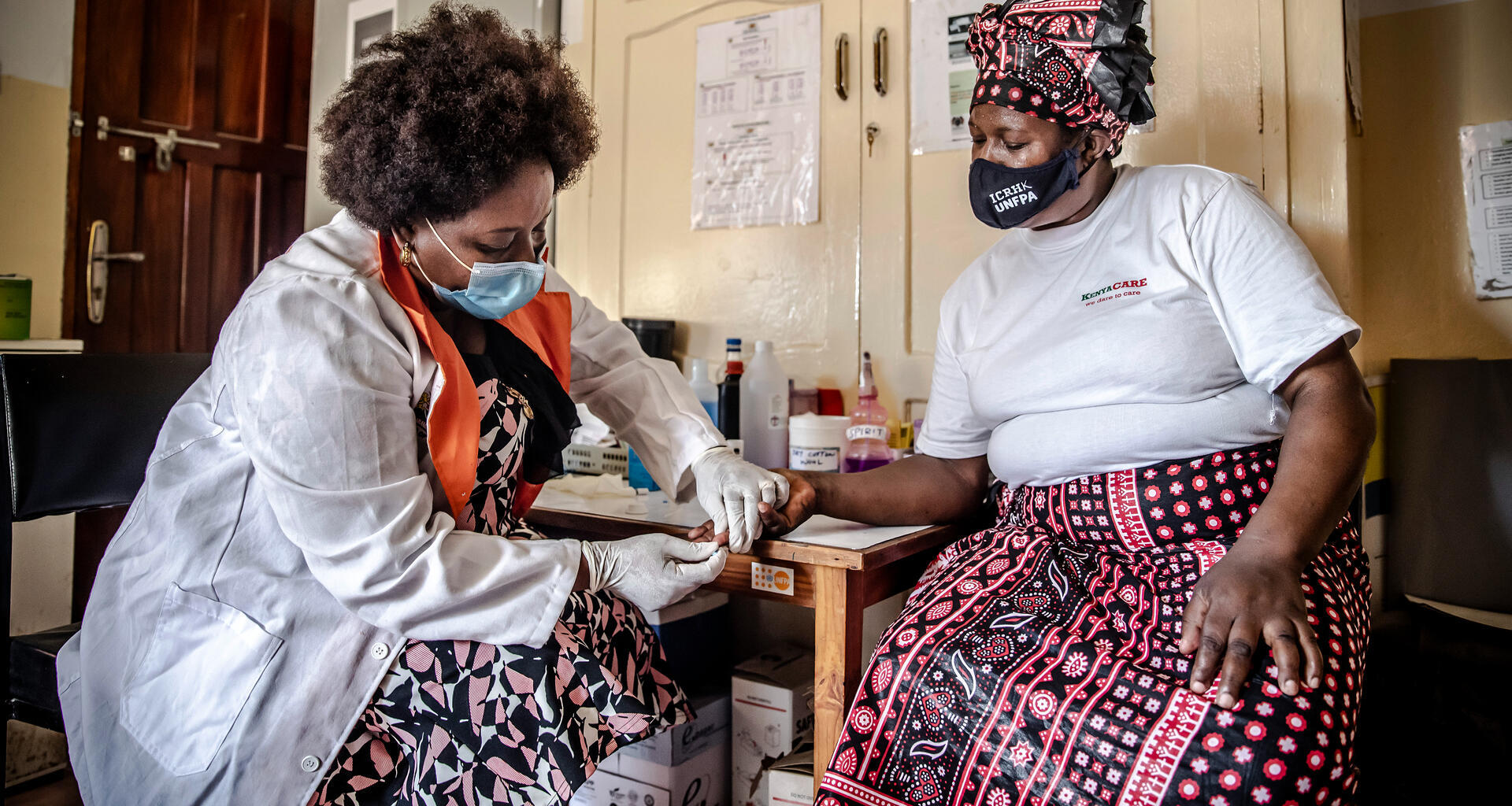 Una mujer recibe una prueba de VIH.