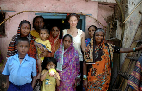 Ashley meets women and children in Mumbai while filming a documentary with PSI. © PSI - See more at: http://www.unfpa.org/news/conversation-unfpa-goodwill-ambassador-ashley-judd#sthash.WFCQOOAv.dpuf