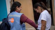 Las parteras van de puerta en puerta en medio de las inundaciones en Perú, llegando a miles de personas con servicios de salud críticos
