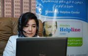 Tahira Nazari, sage-femme experte, offre ses conseils aux personnels de santé via la hotline Midwifery Helpline, en Afghanistan. © UNFPA Afghanistan/Ahmadullah Amarkhil
