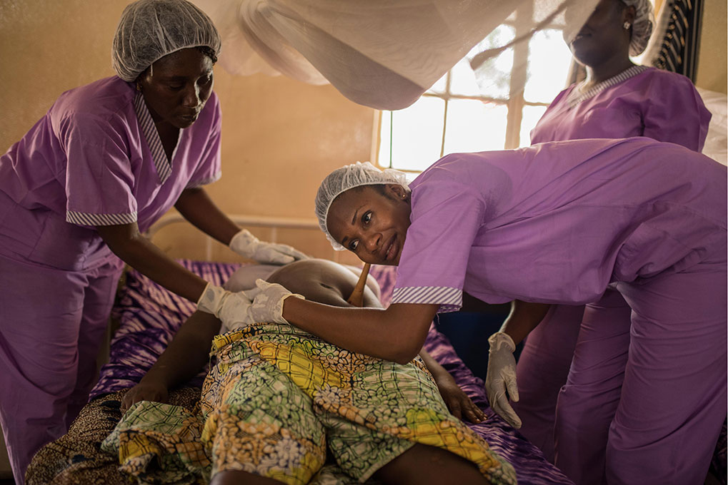 Un an après la fin d'Ebola, les sages-femmes contribuent à la réparation du système de santé en Sierra Leone