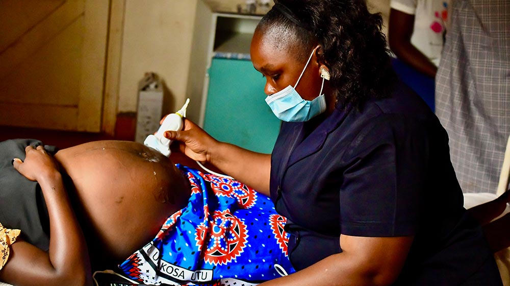 Les sages-femmes apportent les échographes portables dans des zones isolées du Kenya