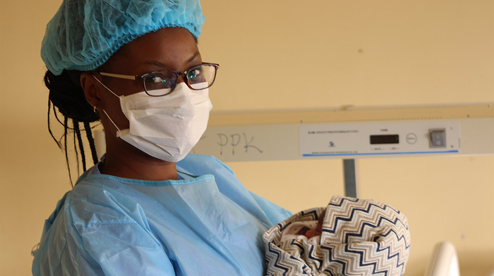 En Eswatini, planification familiale et aide alimentaire accessibles aux femmes malgré la pandémie, grâce à un service de SMS
