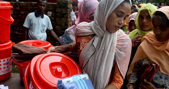 Mientras refugiados rohingya llegan a Bangladesh, UNFPA despliega parteras y establece espacios seguros