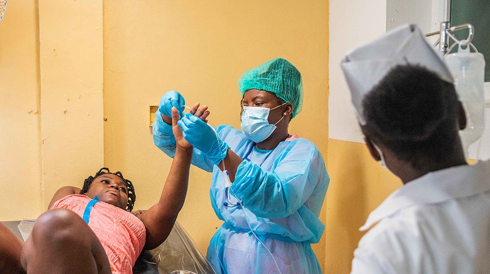 Suministros de salud reproductiva aerotransportados a un Haití destrozado por el terremoto