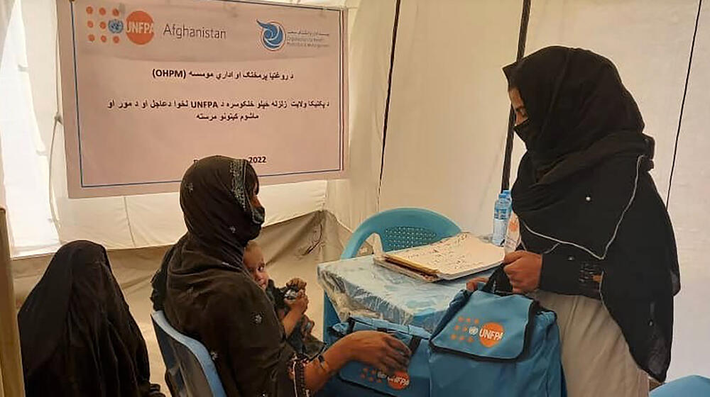 Matronas en Afganistán desafían las restricciones para salvar vidas de mujeres y recién nacidos