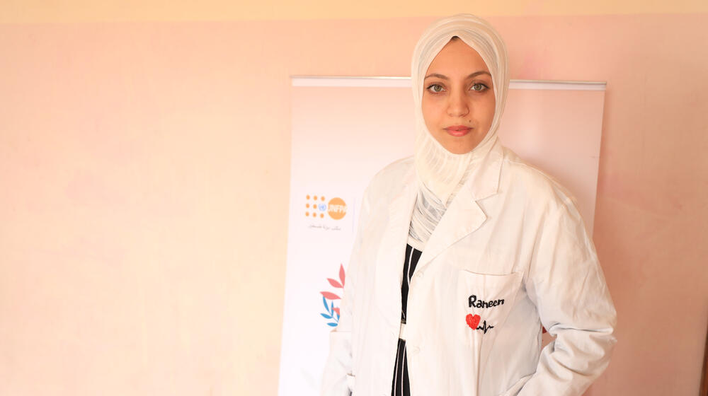متصلتان مدى الحياة: طالبة قبالة يدعمها صندوق الأمم المتحدة للسكان تساعد في ولادة أختها الرضيعة في غزة 