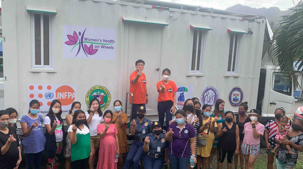 A raíz de un mortal tifón, un centro móvil dirigido por mujeres cubre las necesidades de salud sexual y reproductiva