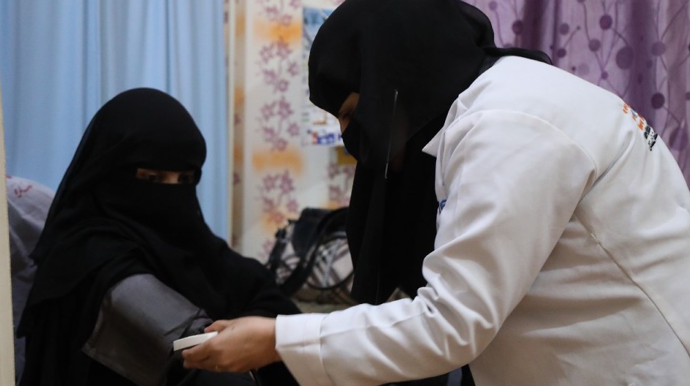 Las parteras yemeníes ayudan a llevar esperanza en Ramadán