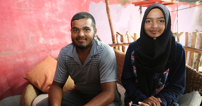 Over coffee, young people in the Maldives discuss sexual and reproductive health
