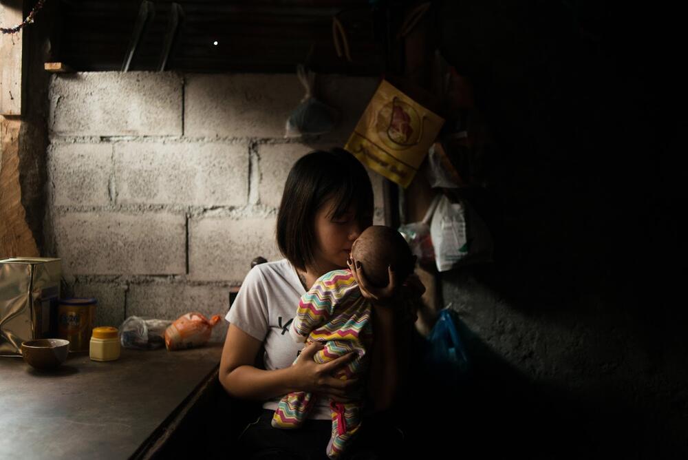 Una madre adolescente con su hijo en Tailandia