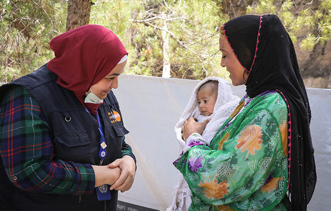 Un agent de l'UNFPA rend visite à une nouvelle mère et à son bébé.
