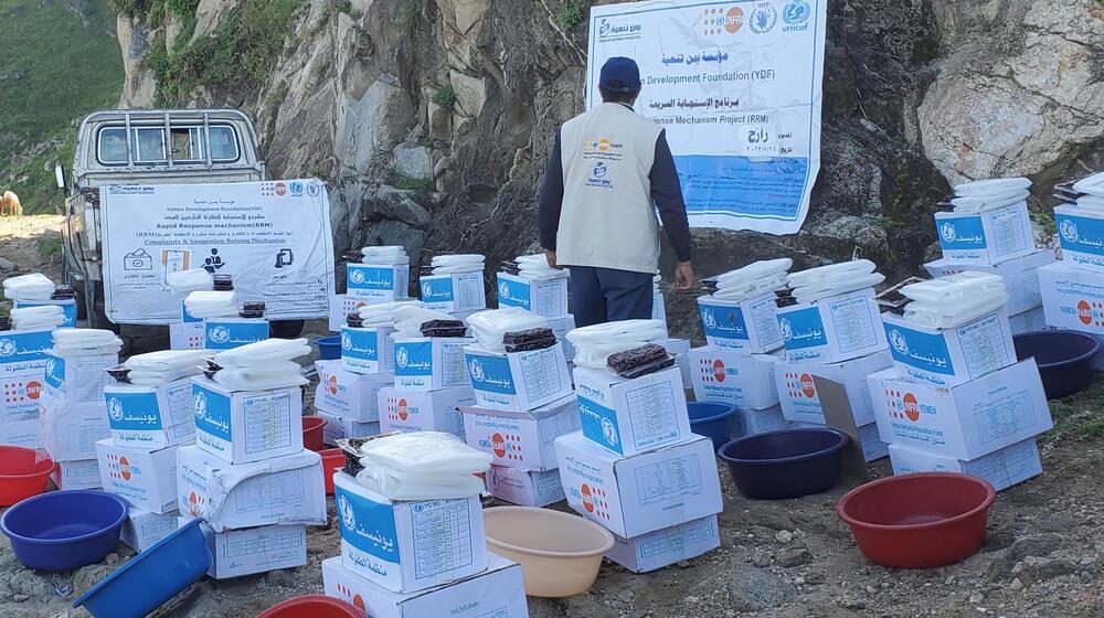 Un·e agent·e de l’UNFPA prépare des colis de produits essentiels à distribuer aux personnes du refuge. 