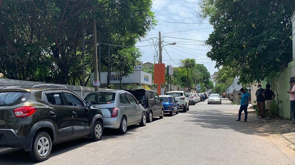 Severe fuel shortages have hampered transport in Sri Lanka, with people waiting in line for days with no guarantee of a refill. © UNFPA Sri Lanka