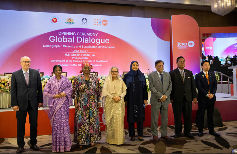 UNFPA Executive Director and ministers from Bulgaria, Bangladesh, Maldives, Kiribati, Japan stand together on a stage at the global dialogue event. 