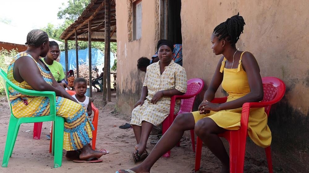 Una familia sentada en círculo.