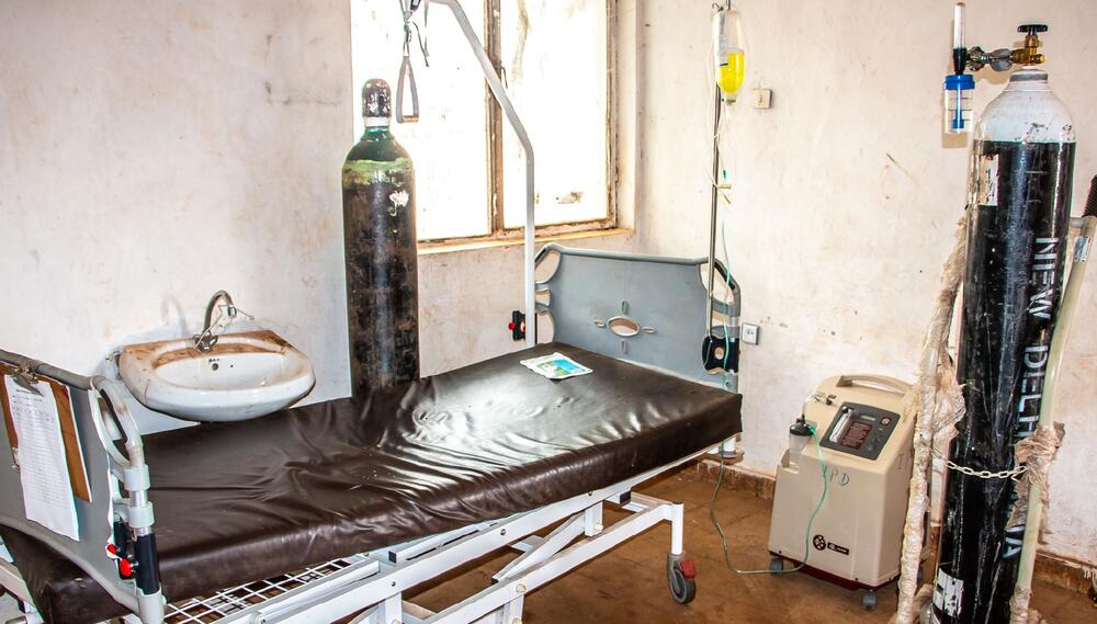 Equipo médico y una cama en la sala de emergencias