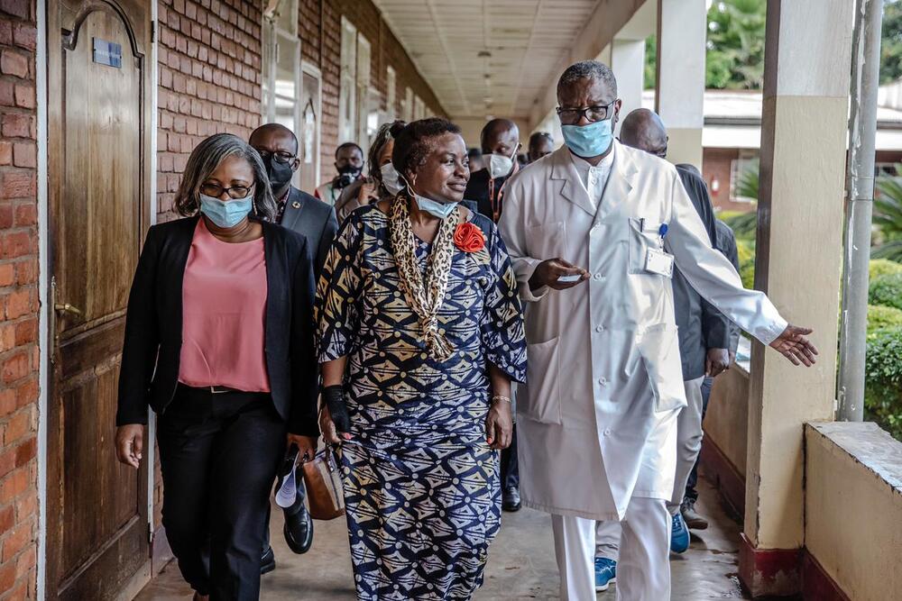 La Dra. Natalia Kanem visitó el Hospital de Panzi, fundado por el Dr. Denis Mujwege, cirujano, activista por los derechos humanos y Premio Nobel.