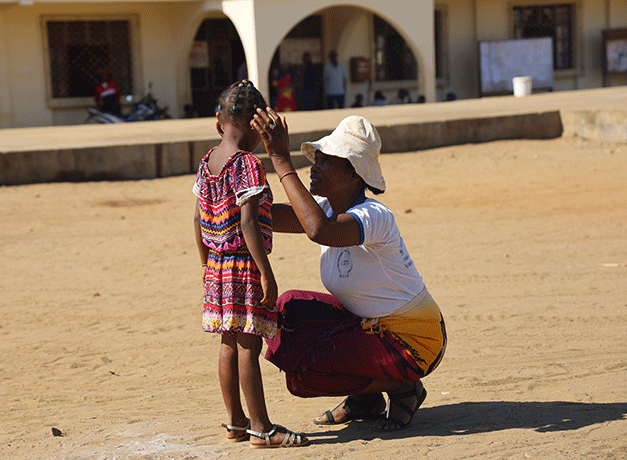 Un enfant et une femme devant un tribunal.