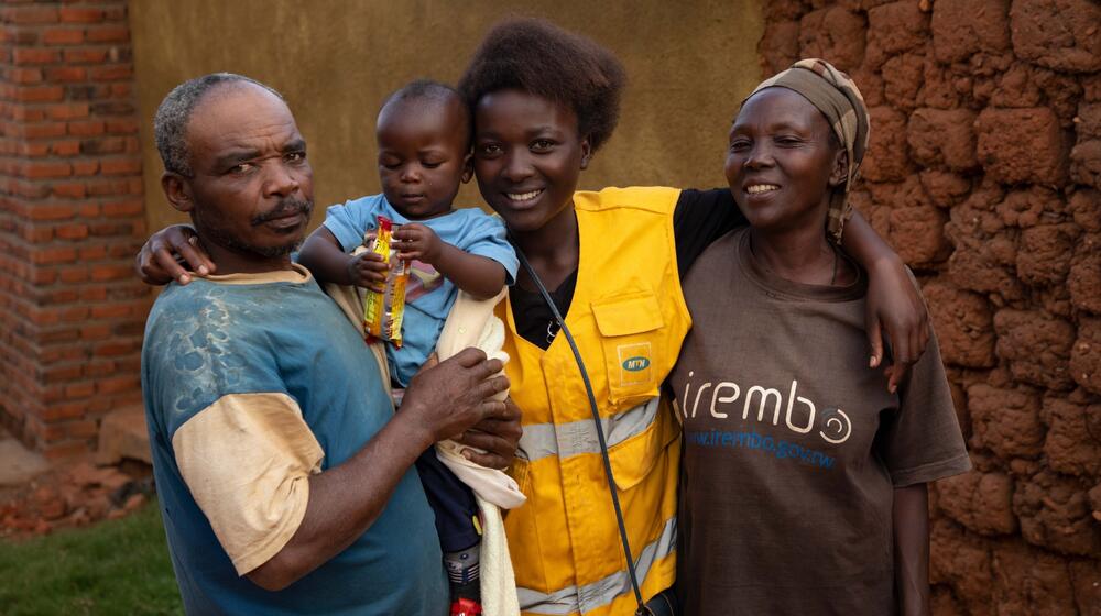 La Sra. Nyiranzavugimana se reencontró con sus padres. © UNFPA/Alain Mwizerwa