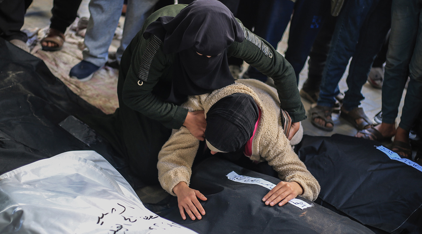 فلسطينيون يبكون أقاربهم الذين قتلوا في قصف إسرائيلي في رفح.