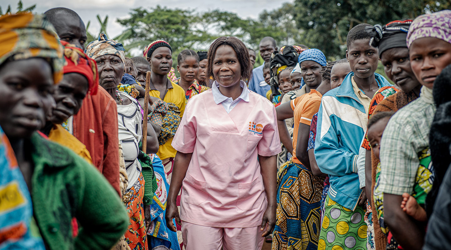 Esther Okunia, sage-femme, aide les femmes et filles déplacées dans la province d’Ituri.