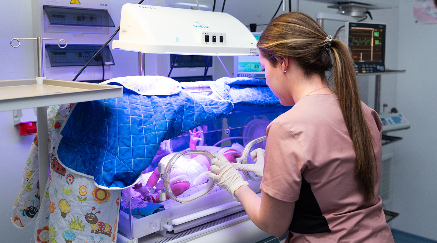 Elizabeth, una enfermera, cuida a un recién nacido con una incubadora de alta tecnología.