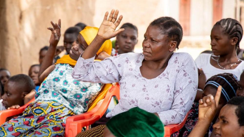 Des femmes s’informent sur leurs droits et sur l’égalité des genres dans un centre d’information du village de Malito, dans la région de Shinyanga. @ UNFPA Tanzanie/Karlien Truyens