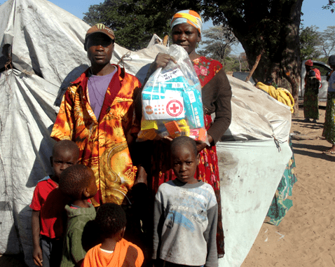 A family receives a UNFPA Dignity Kit.