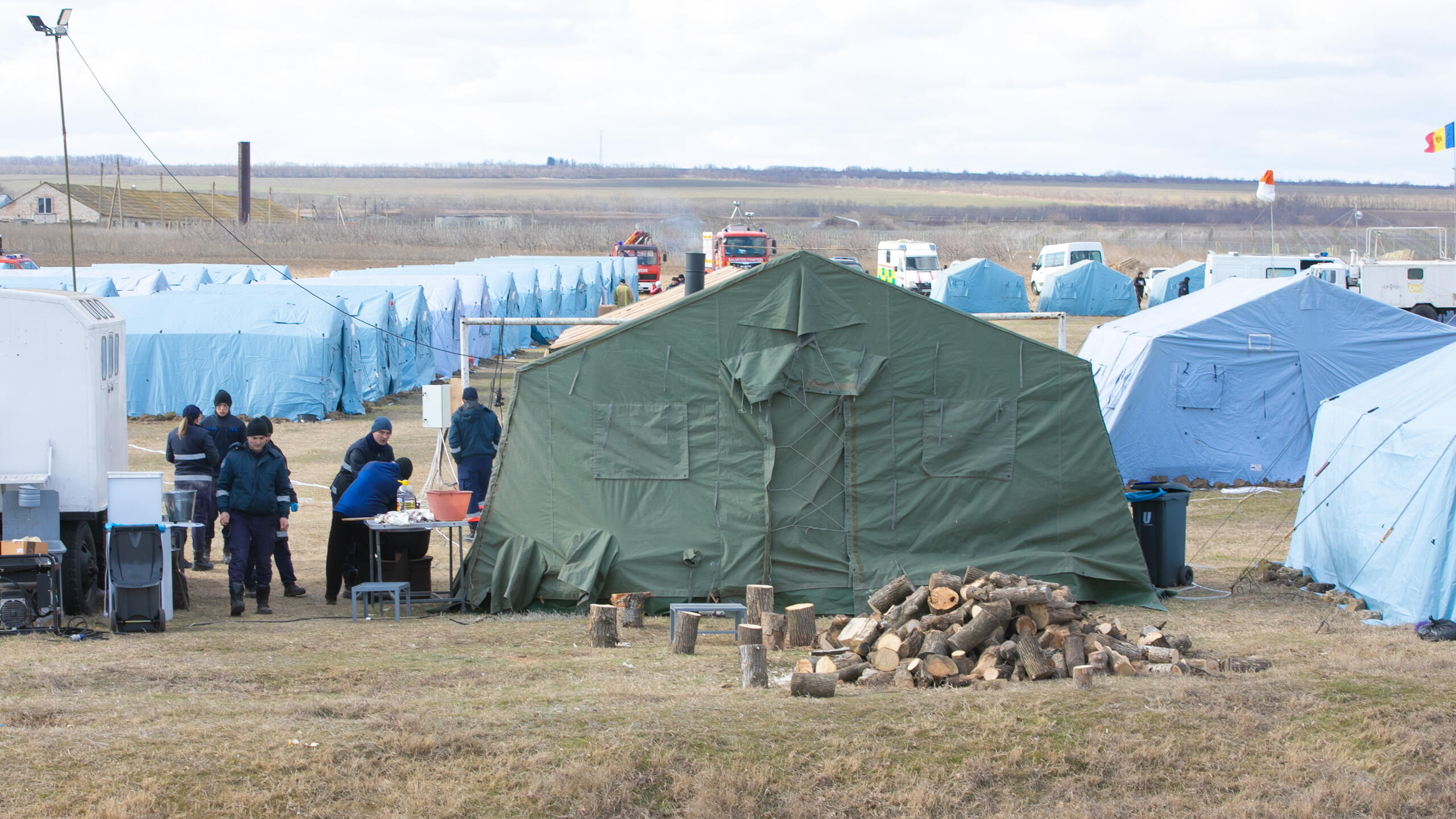 Une rangée de camps de tentes.