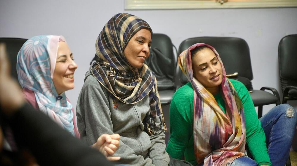 ثلاث نساء يجلسن معًا في مكان آمن يديره صندوق الأمم المتحدة للسكان في مصر.