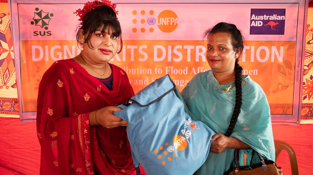 « Pourquoi sommes-nous exclues ? » : l’UNFPA distribue des kits dignité à des femmes transgenres au Bangladesh, après des inondations dévastatrices