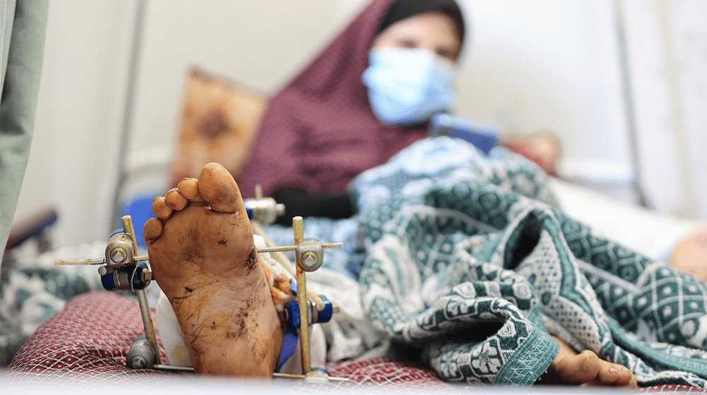 بعد شهر من الحصار والقصف وتدمير النظام الصحي، النساء الحوامل في غزة عالقات في كارثة