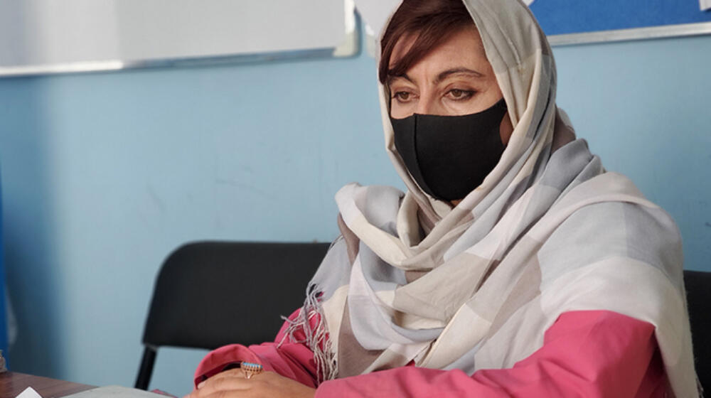 En todo Afganistán, habilidosas parteras enfrentan múltiples obstáculos para...