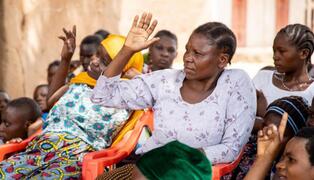 Des femmes s’informent sur leurs droits et sur l’égalité des genres dans un centre d’information du village de Malito, dans la région de Shinyanga. @ UNFPA Tanzanie/Karlien Truyens