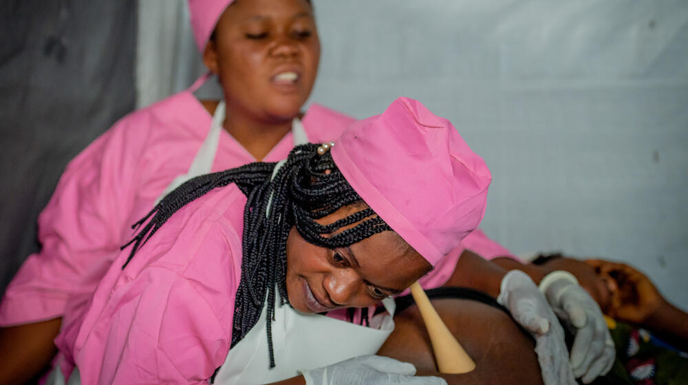 Una clínica móvil del UNFPA ayuda a las mujeres a dar a luz en condiciones...