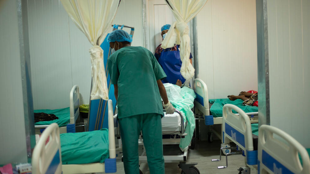 En el Sudán, un hospital del UNFPA ayuda a las mujeres a dar a luz en...