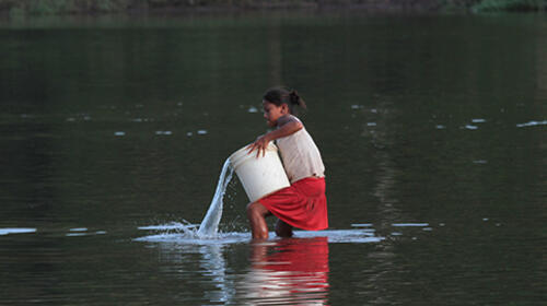 Une fillette puise de l’eau dans la rivière Bocay, dans la réserve naturelle Alto Wangki Bocay au Nicaragua